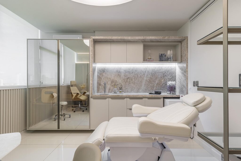 Consultório Domo Health com marcenaria e iluminação integradas