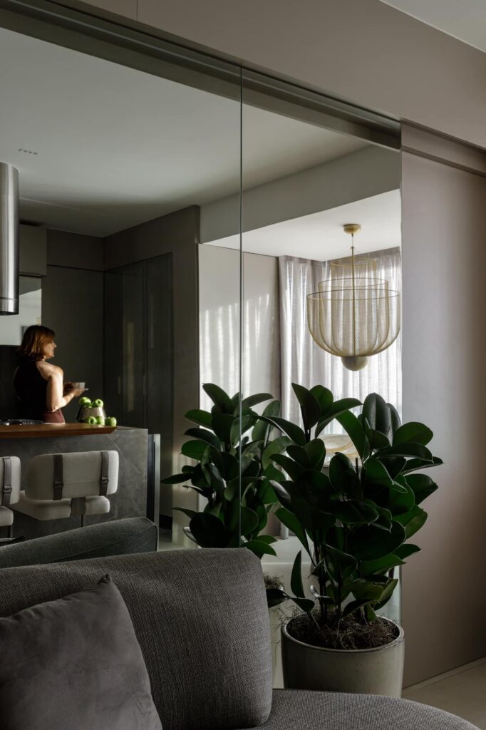 Detalhe de espelho e vegetação do Apartamento 2702